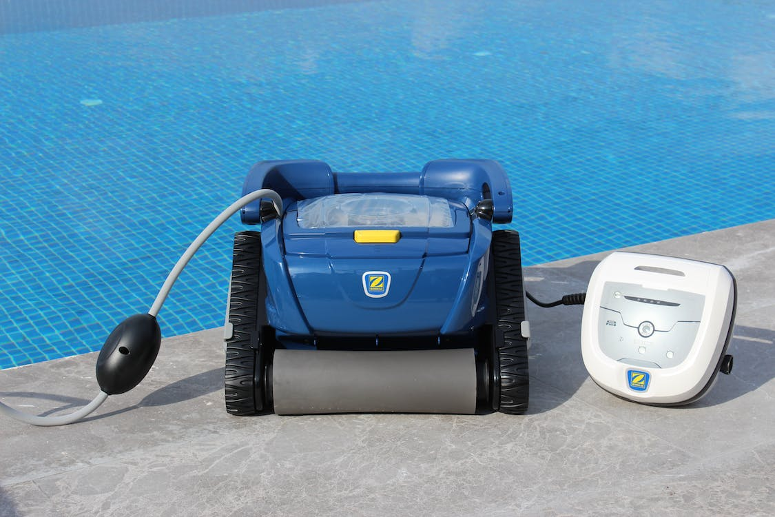 A servicing tool being used in pool monitoring and cleaning