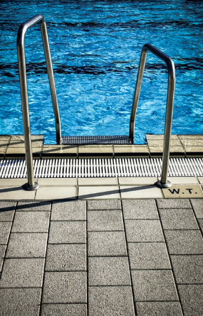Uneven pool stairs that pose a safety issue for swimmers
